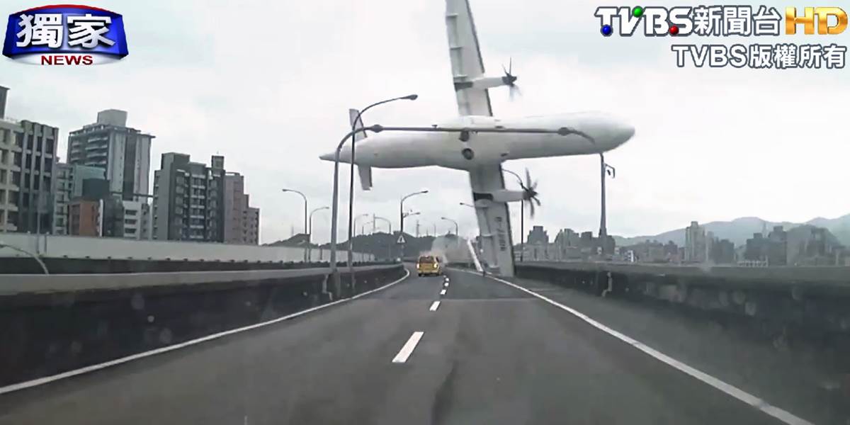 VIDEO Pád taiwanského lietadla si vyžiadal už 31 obetí