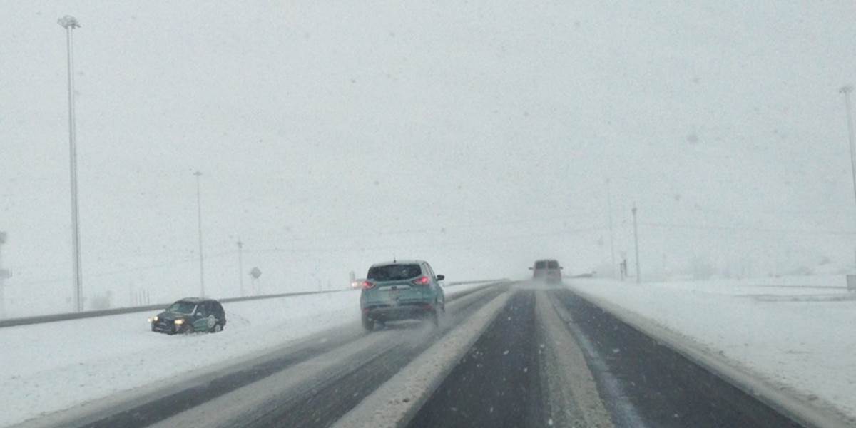 Sneženie v Trenčianskom kraji komplikuje dopravu, na D1 znížili rýchlosť