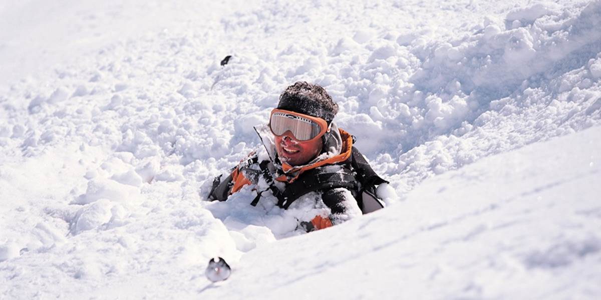 Strateného amerického lyžiara našli vo Švajčiarsku živého po dvoch dňoch v snehu