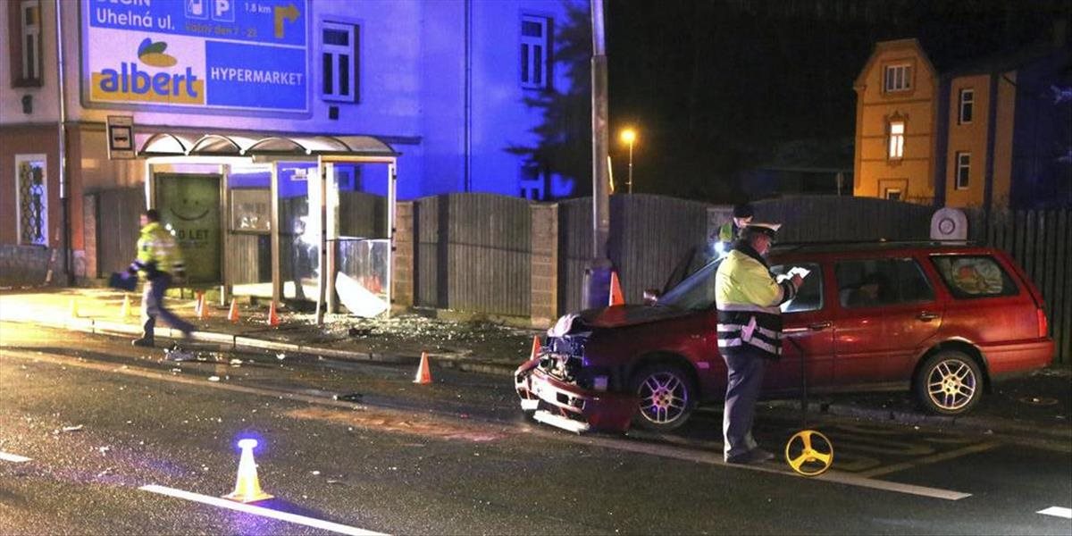 Opitý vodič zmietol na zastávke MHD v českom Děčíne 4 ľudí, jeden človek zomrel