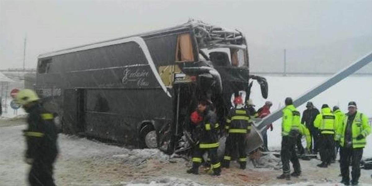 Šoféra z havarovaného autobusu pri Spišskom Štvrtku prebúdzajú z umelého spánku