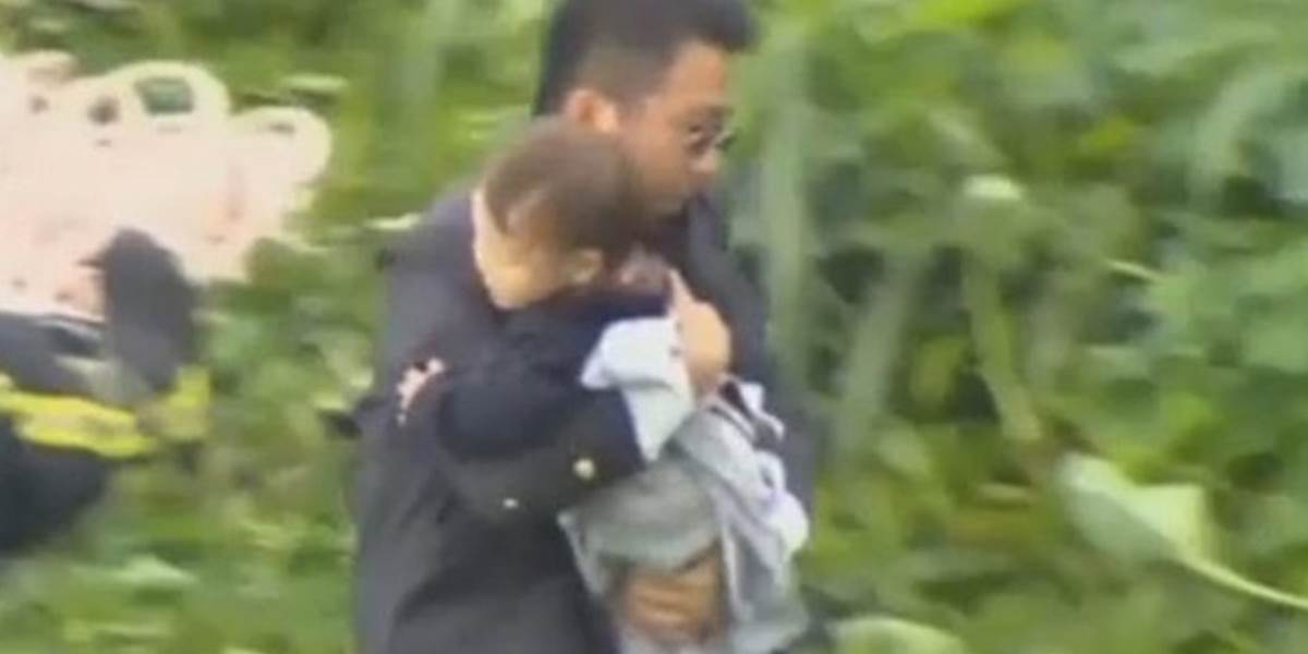 Z vraku taiwanského lietadla sa podarilo vytiahnuť živé deti, obetí je 32
