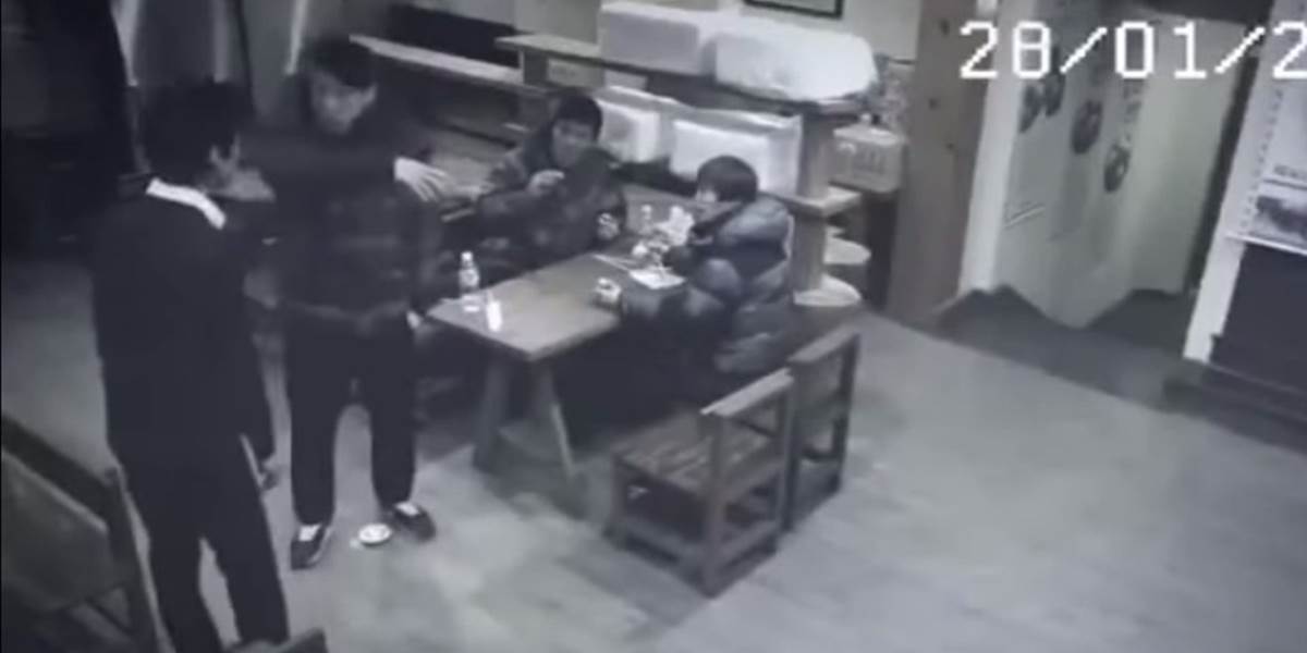 VIDEO Ako v akčnom filme: Dievča spacifikovalo troch mladíkov v reštaurácii
