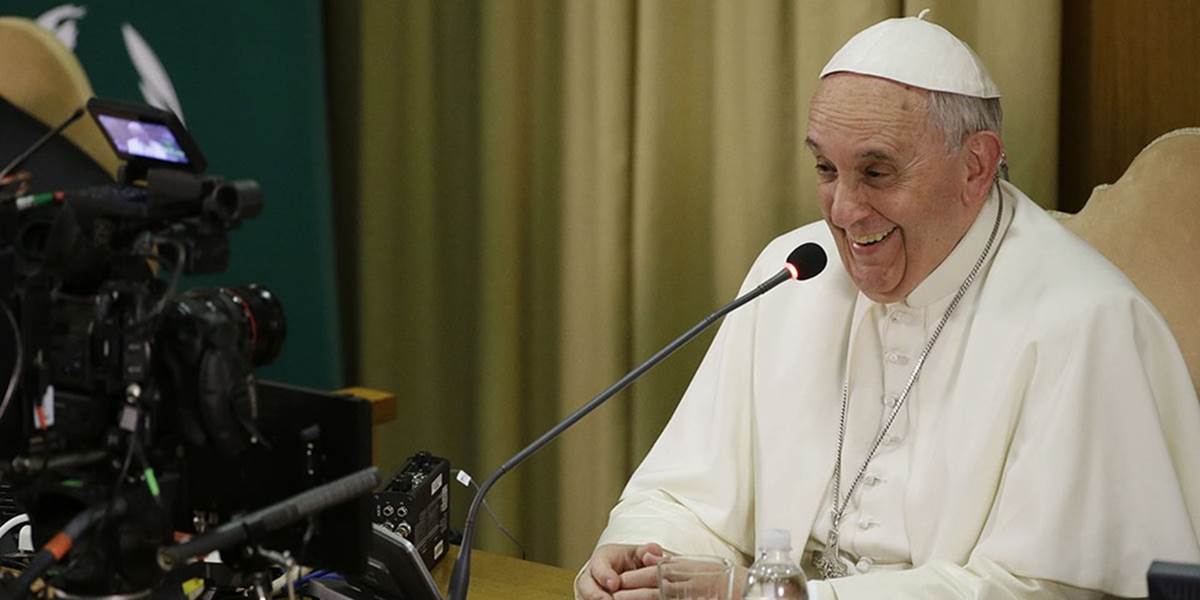 Pápež František daroval bezdomovcom 300 dáždnikov