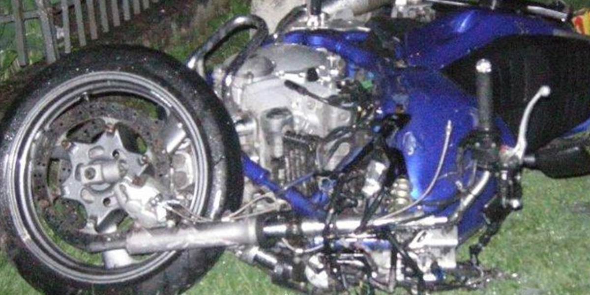 Divoká jazda motorkára sa skončila poškodením motocykla a policajného vozidla