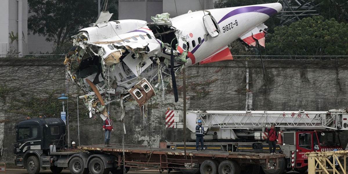 Počet obetí havárie taiwanského lietadla stúpol na 35, vďaka pilotom prežilo 15 ľudí