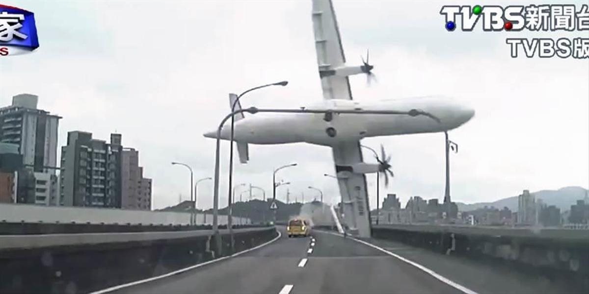 Havarovanému taiwanskému lietadlu zlyhali motory, odhalili čierne skrinky