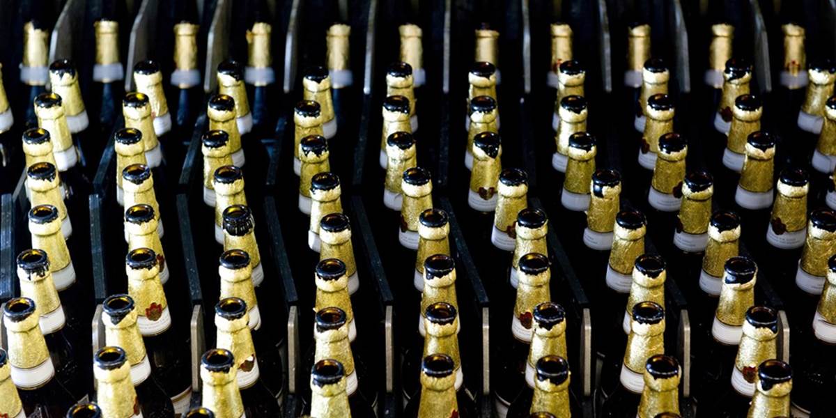 Dánsky pivovar Carlsberg vyvíja papierovú fľašu na zlatý mok