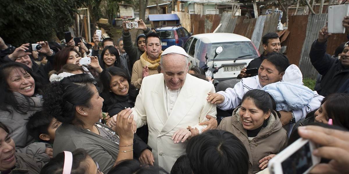 Pápež František neočakávane navštívil slum na predmestí Ríma