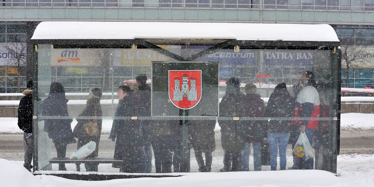 Sneženie opäť trápi dopravu na Slovensku: Na západe platí druhý stupeň výstrahy pred závejmi