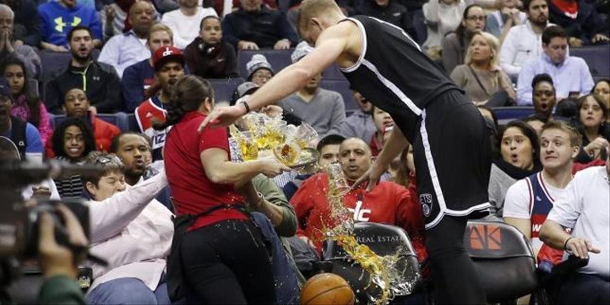 VIDEO Basketbalista Brooklynu Nets zrazil servírku s pivom