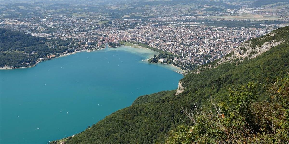 Dvaja francúzski tínedžeri sa utopili v alpskom jazere