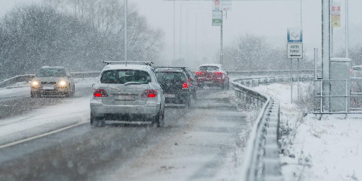 Slovenská správa ciest varuje vodičov pred snehovými závejmi a poľadovicou