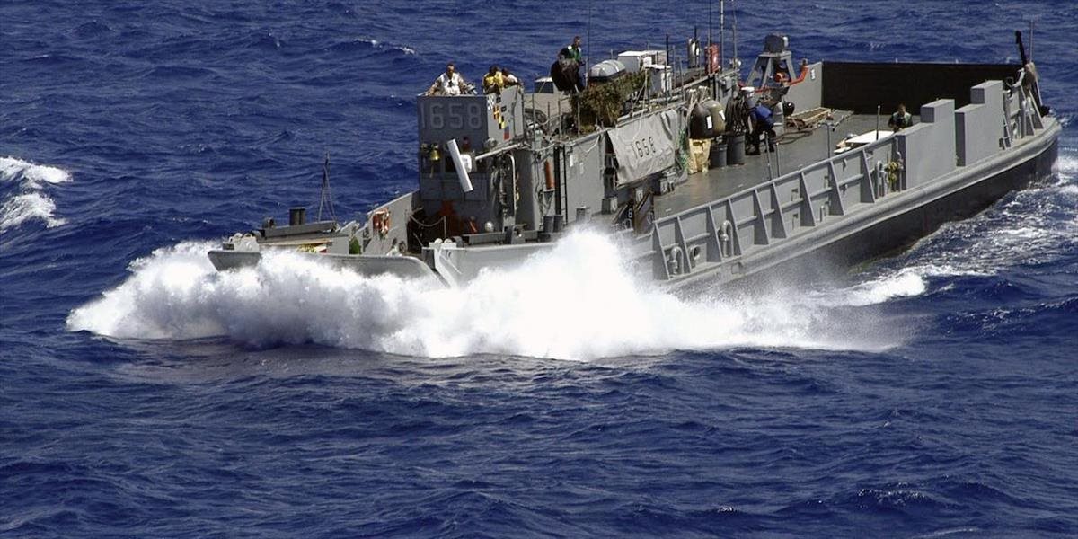Cyperskú loď s 22 členmi posádky uviazla na plytčine, záchranu sťažuje počasie
