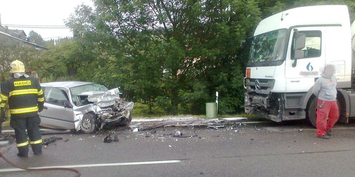 Tragická nehoda pri Topoľčanoch: Pri zrážke nákladného a osobného auta zahynula mladá žena