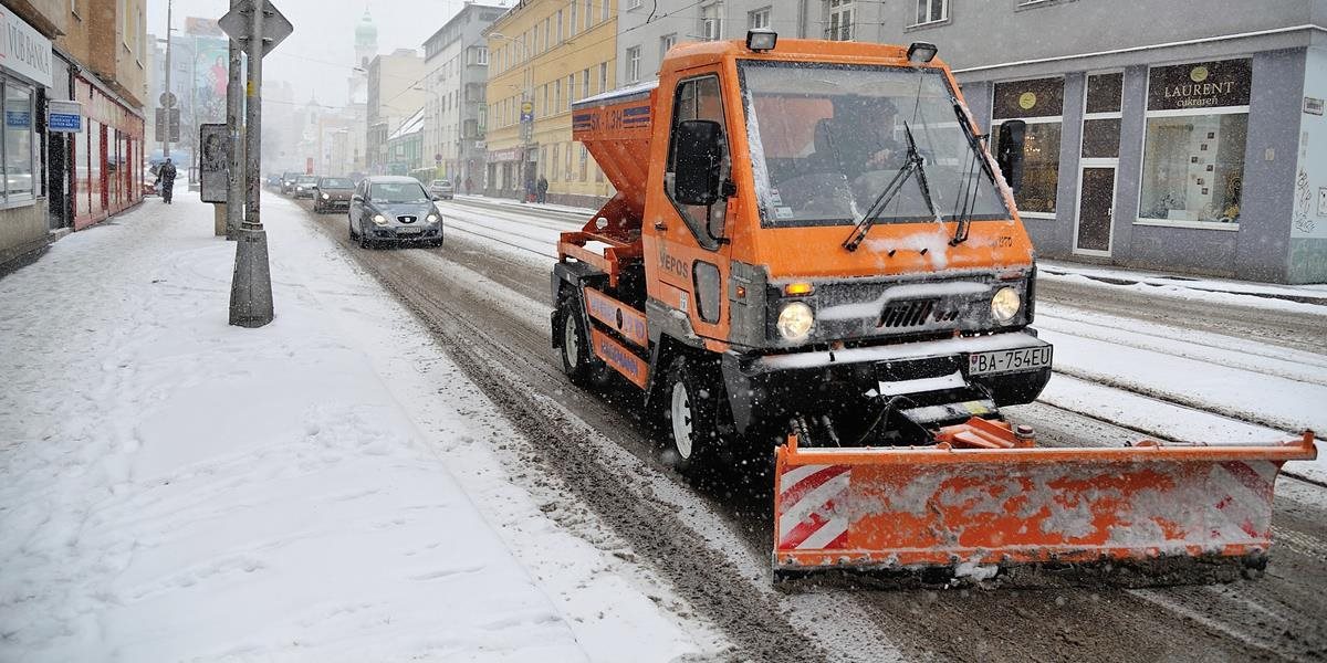 Bratislava vytvorila zoznam ciest, ktoré budú v zime odhŕňať ako prvé