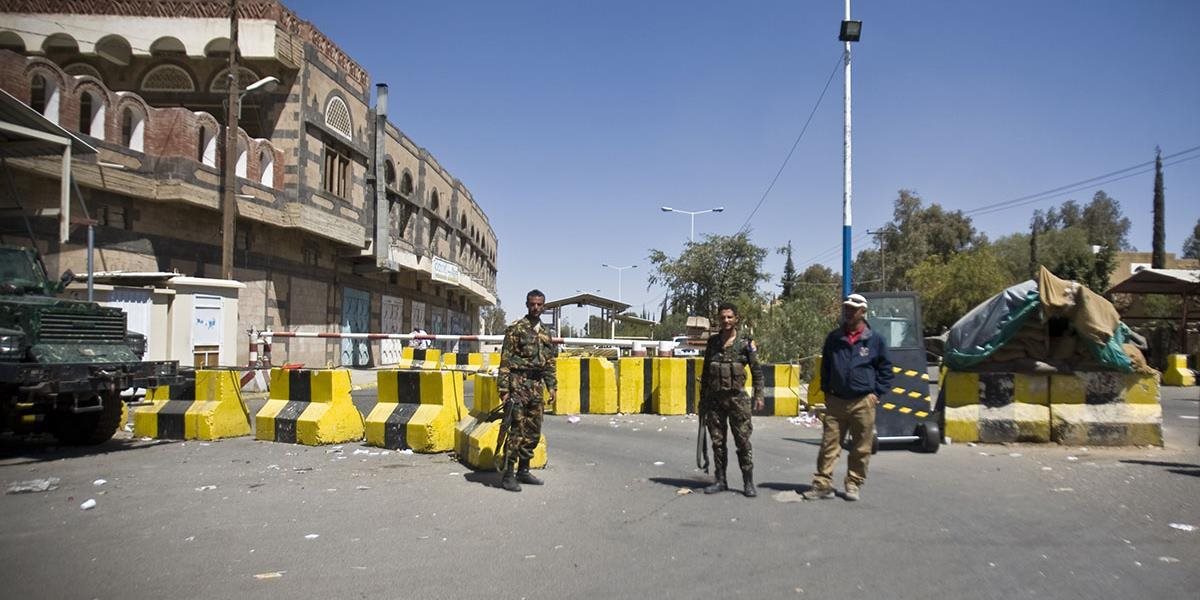 Povstalci zo skupiny húsíov zhabali 20 vozidiel americkej ambasády v Jemene