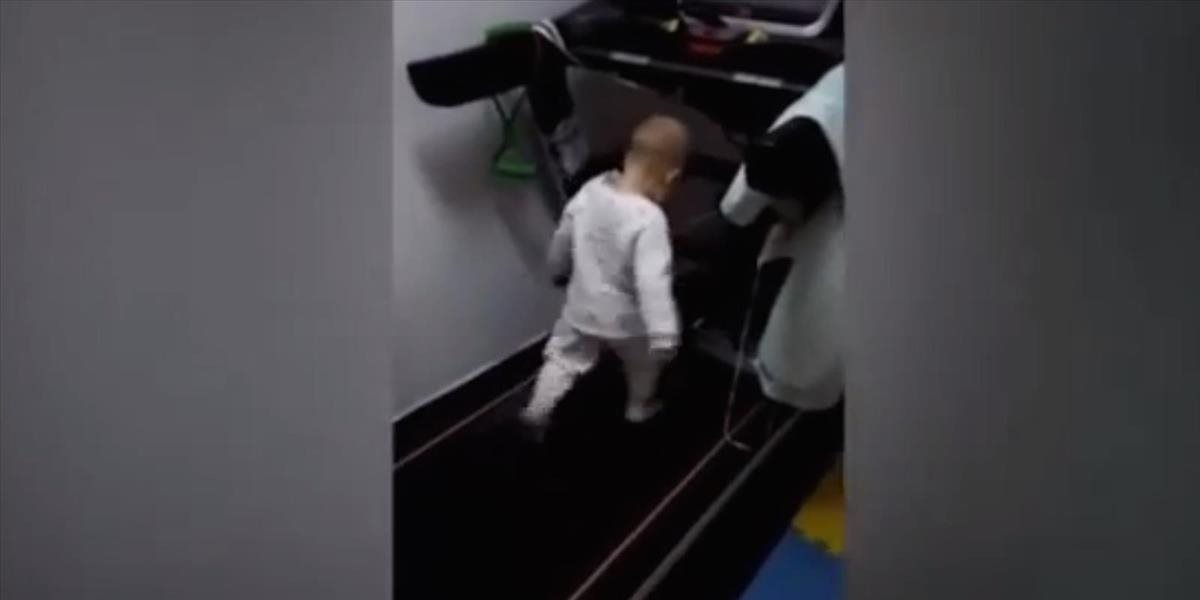 VIDEO Otec sa zabával: Nechal utekať 17-mesačného chlapčeka na bežiacom páse a pridával rýchlosť