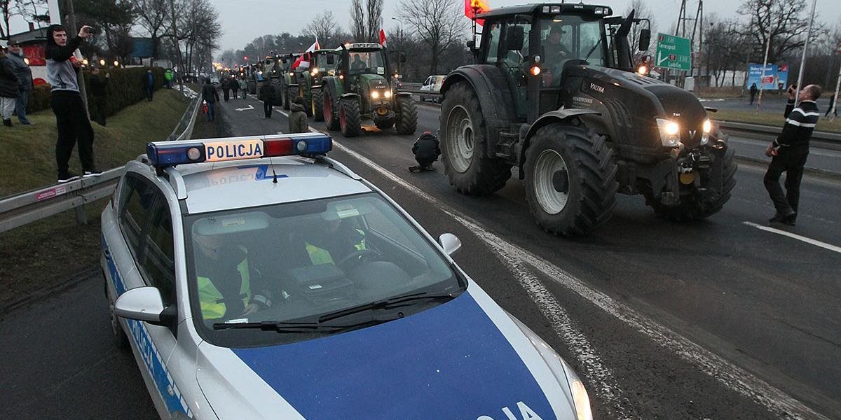 Kolóny roľníkov s desiatkami traktorov smerovali na protest do Varšavy