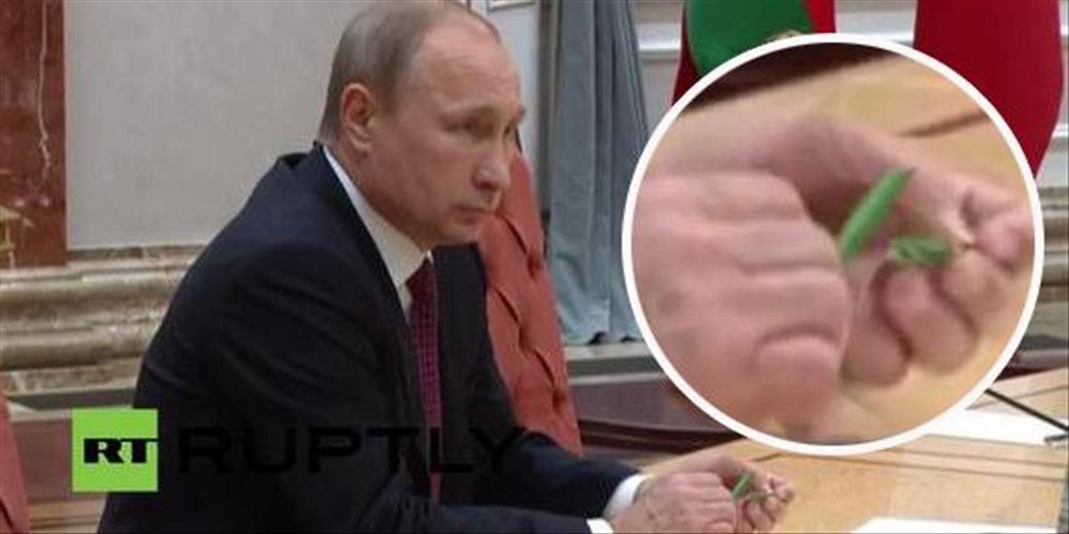 VIDEO Putin v Minsku od nervozity zlomil pero