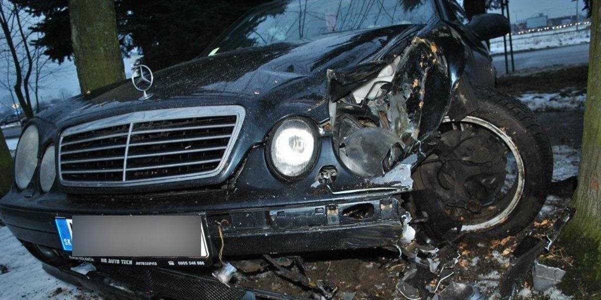 FOTO Podgurážený šofér Mercedesu narazil do stromu