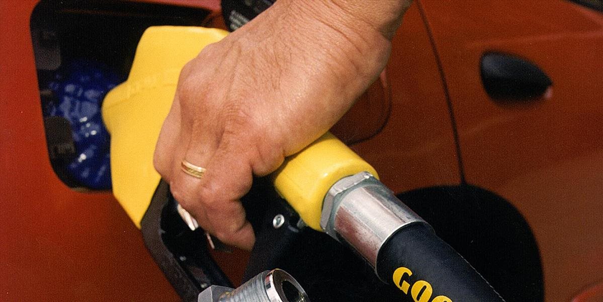 Benzíny a nafta naďalej zlacňovali