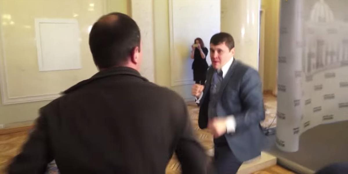 VIDEO Ukrajinskí poslanci sa nedohodli, pobili sa na chodbe