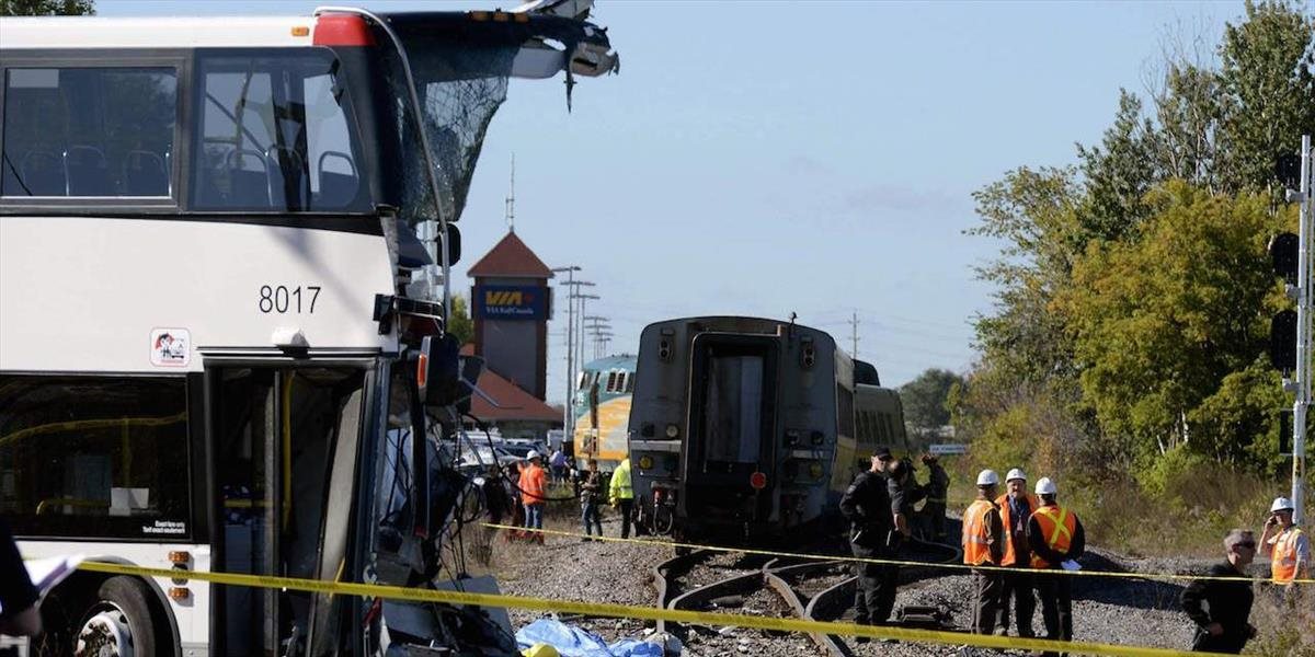 Pri zrážke nákladného vlaku a autobusu v Mexiku zahynulo najmenej 16 ľudí