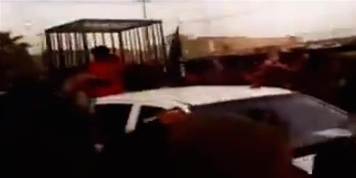 Ďalšie nechutné video IS: Väzňov prevážajú v klietkach na popravu pred upálením