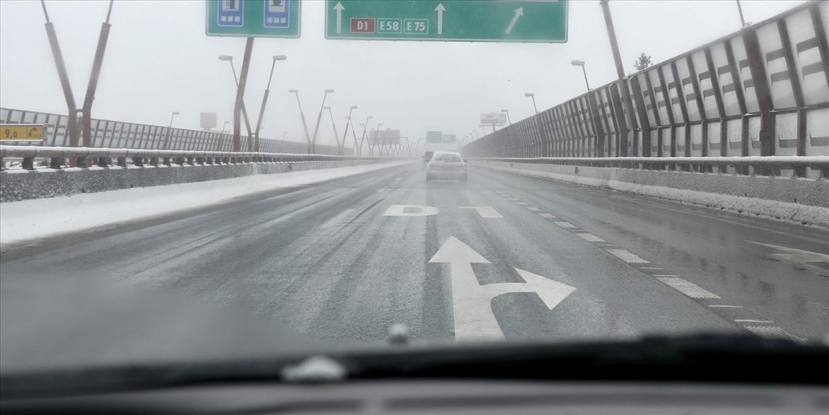 Vodiči pozor na hmlu aj zľadovatený sneh