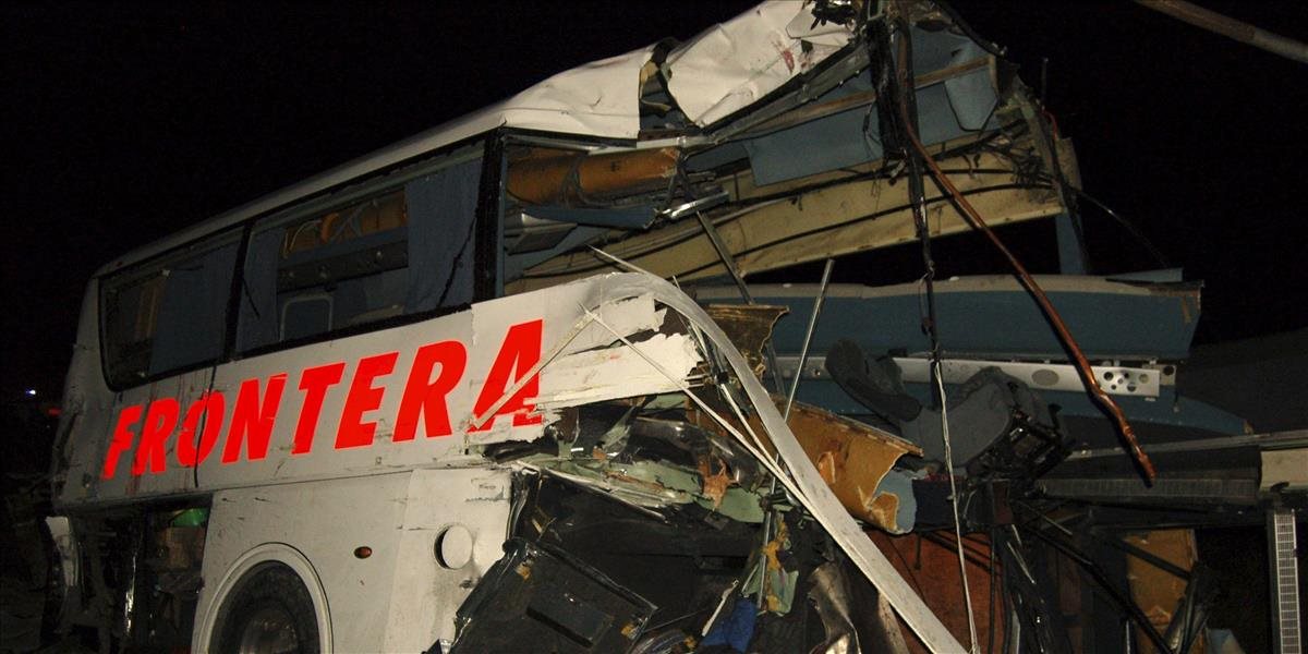 Počet obetí zrážky autobusu s nákladným vlakom v Mexiku stúpol na 20