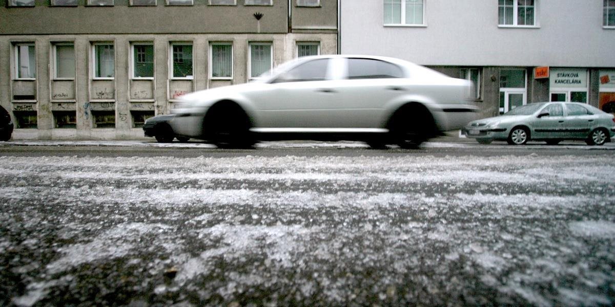 Vodiči by si na cestách mali dávať pozor na zľadovatený sneh a poľadovicu