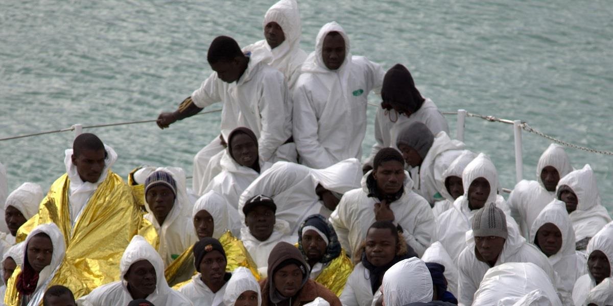 Hliadka objavila v Stredozemnom mori najmenej 1000 utečencov z Afriky