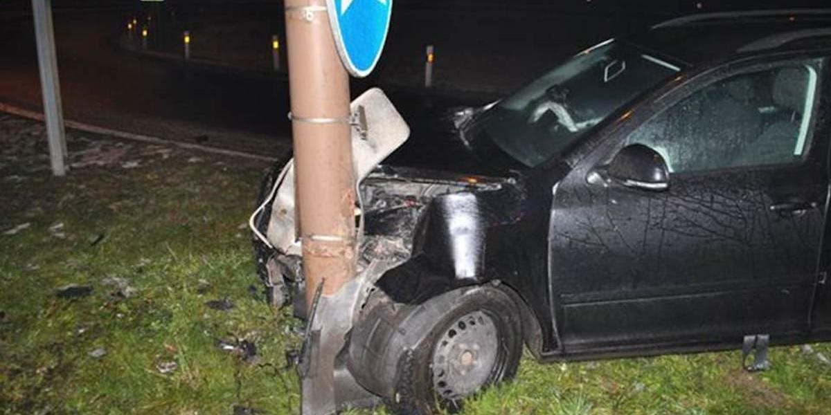 Na Prievozskej ulici v Bratislave skončilo auto v stĺpe, vodič (†26) na mieste zomrel