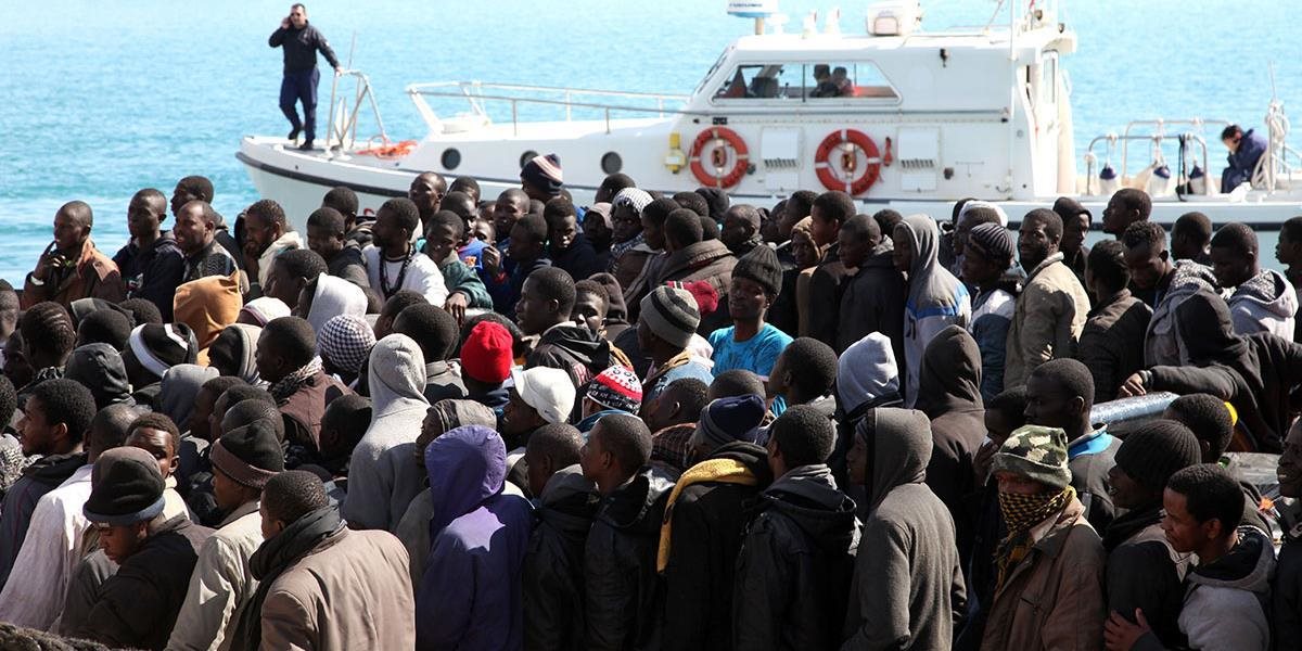 Talianska pobrežná stráž zachránila z mora vyše 2000 imigrantov