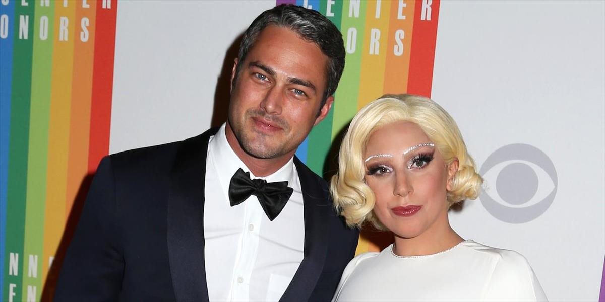 Lady Gaga sa na Valentína zasnúbila s hercom Taylorom Kinneyom