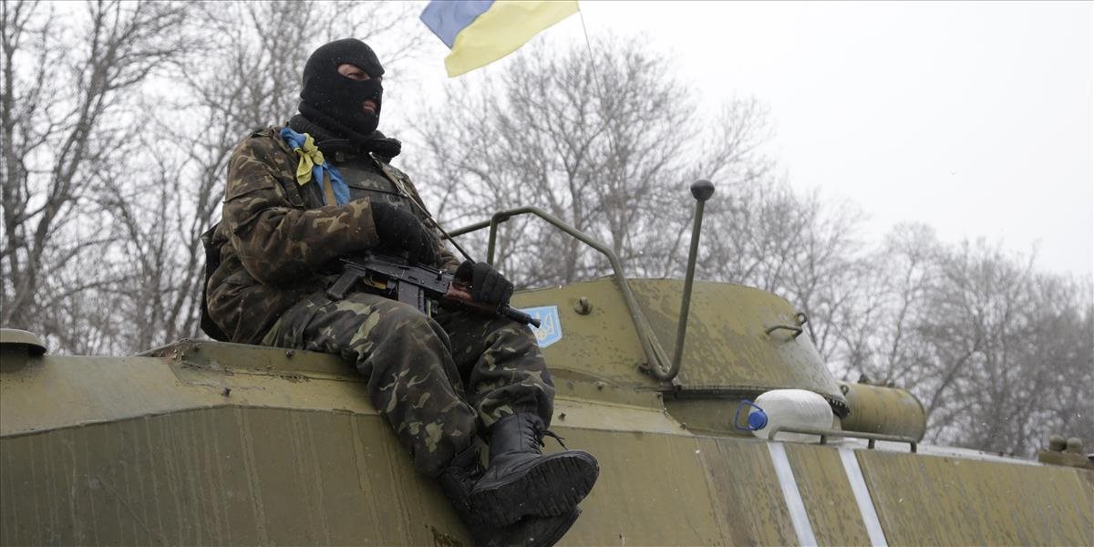 Bojujúce strany na východe Ukrajiny zatiaľ nezačali s odsunom ťažkých zbraní