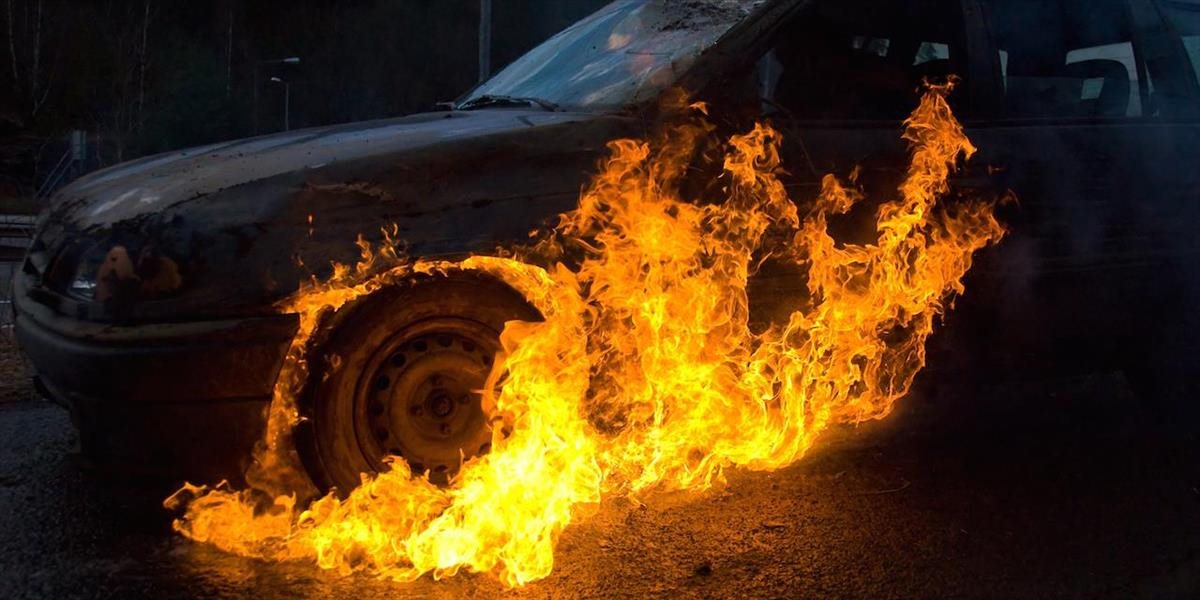 V obci Jablonec horelo v noci auto, nikto sa nezranil