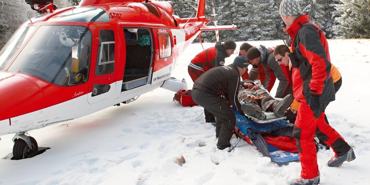 Leteckí záchranári ošetrovali lyžiara so zlomenými nohami