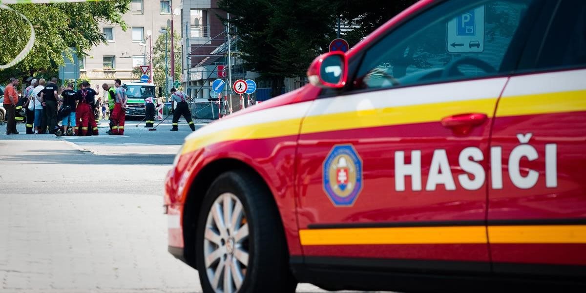 Bratislavskí hasiči zasahujú pri požiari na Kopčianskej ulici