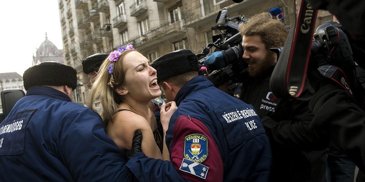 Polícia zadržala počas Putinovej návštevy v Budapešti polonahú aktivistku Femenu