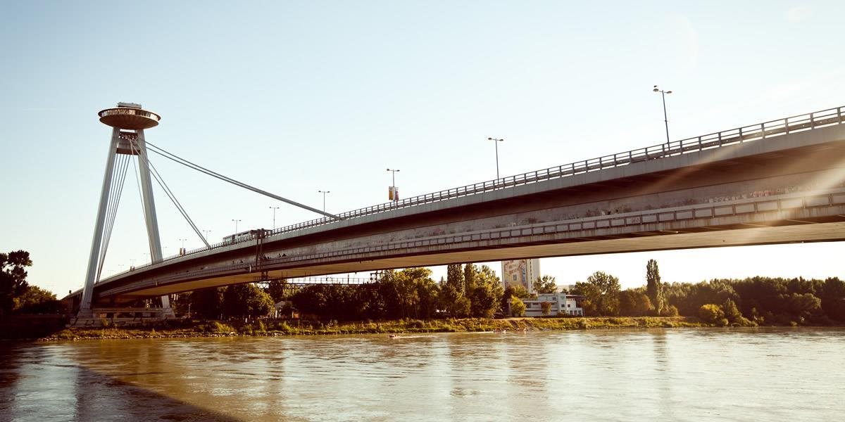 Muž chcel skočiť z Mosta SNP do Dunaja, policajti mu v tom zabránili