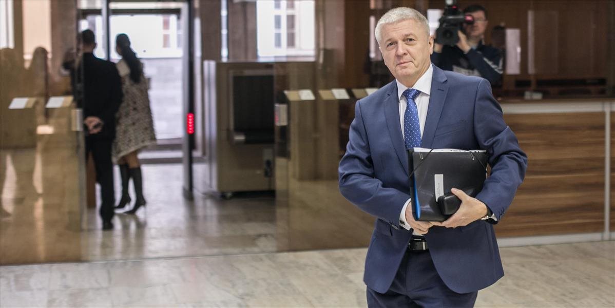 Minister hospodárstva Pavlis bude dnes čeliť odvolávaniu