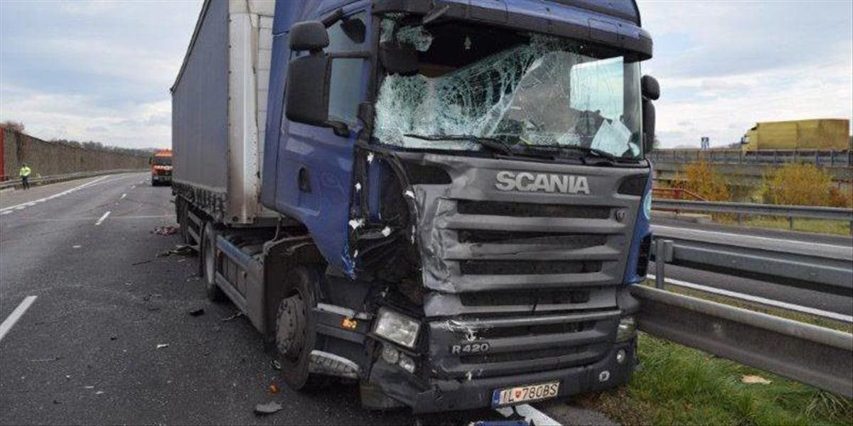 Nehoda pri Zlatých Moravciach: Po zrážke s kamiónom začalo osobné auto horieť, vodič neprežil