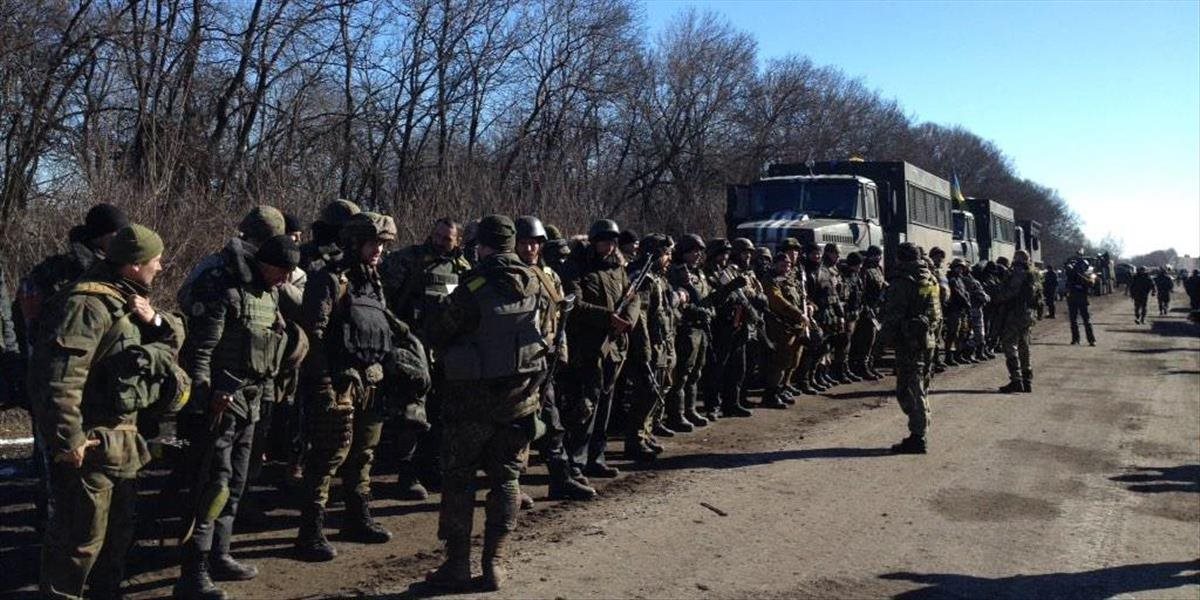 Ukrajinská armáda sa sťahuje z Debaľceva, časť vojakov údajne zložila zbrane