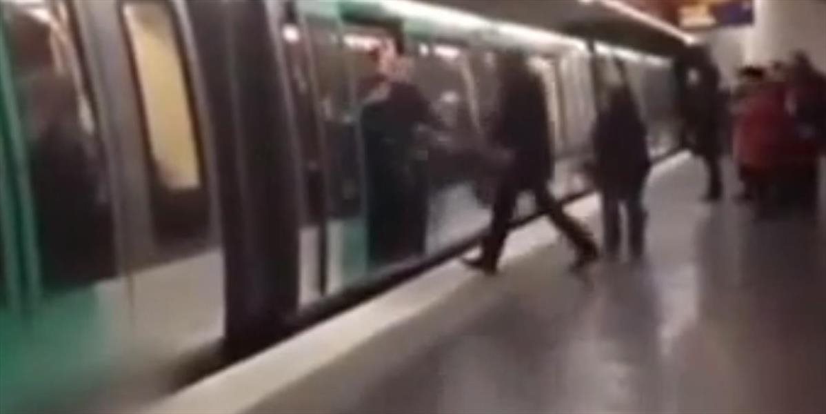 VIDEO Fanúšikovia Chelsea nedovolili mužovi čiernej pleti nastúpiť do metra