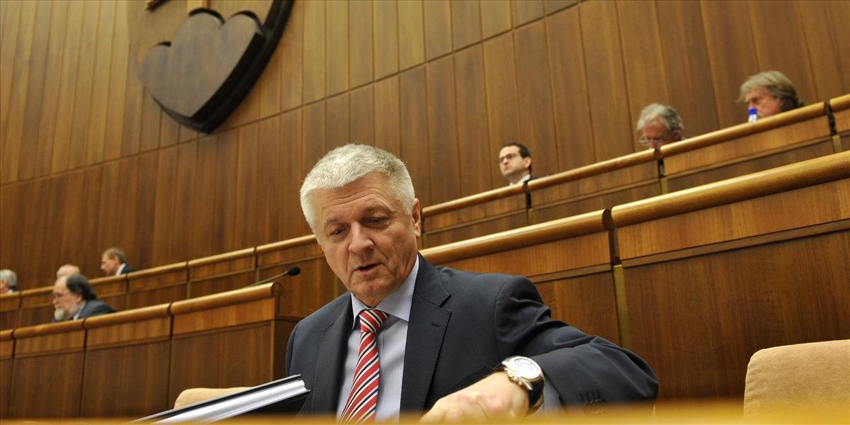 Minister Pavlis zostáva vo funkcii, opozícia ho neodvolala