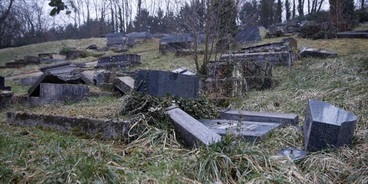 Stovky náhrobkov zničených na kresťanskom cintoríne