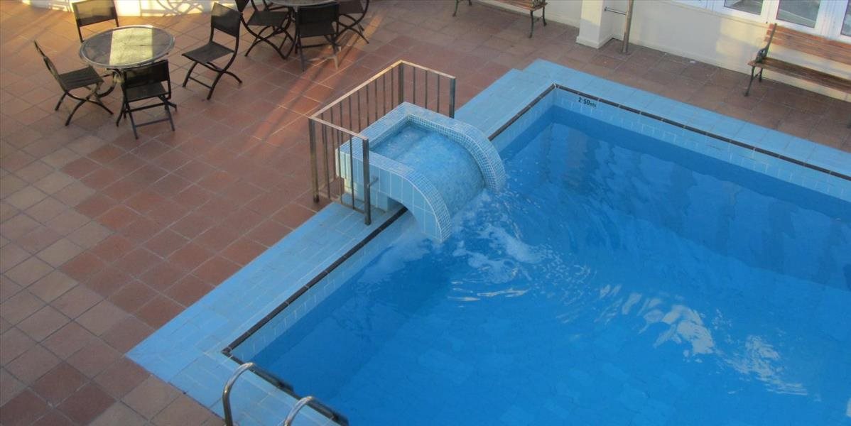 Asi priveľa chlóru v hotelovom bazéne narobilo problémy desiatke návštevníkov v Čechách
