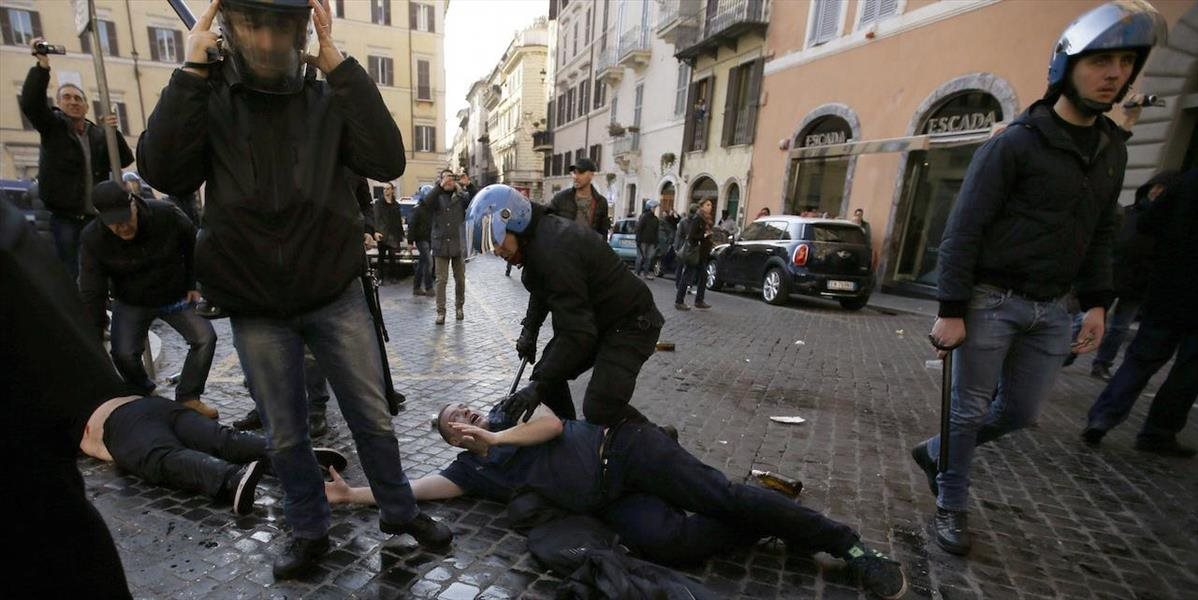 Fanúšikovia Feyenoordu vystrájali v Ríme, napadli policajtov